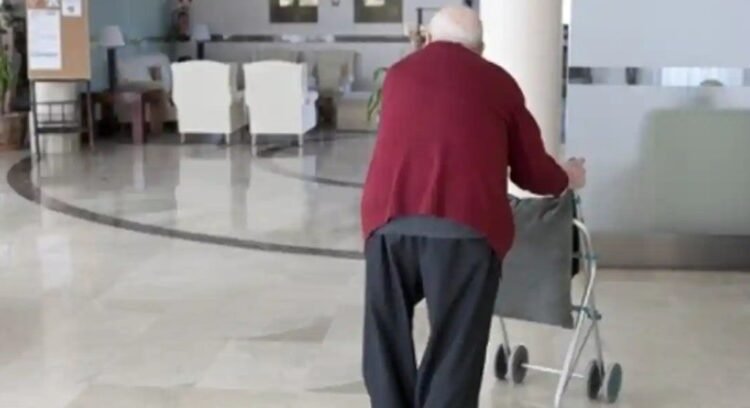 A sus 38 años decidió mudarse a una residencia para personas de la tercera edad A sus 38 años decidió mudarse a una residencia para personas de la tercera edad