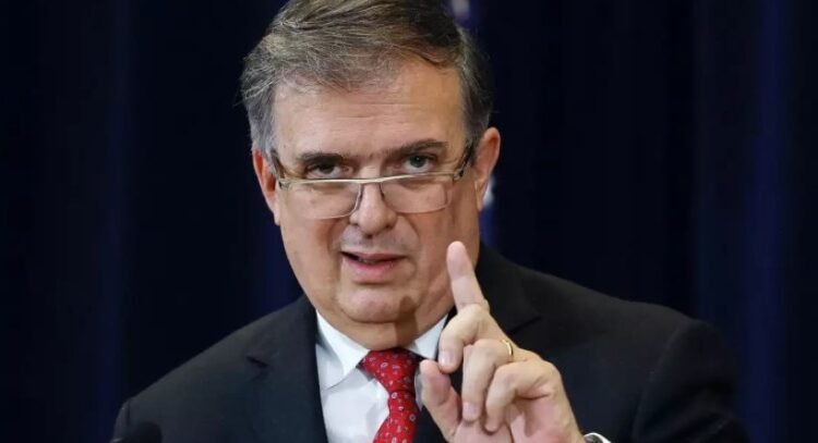 Presentó Ebrard decálogo económico