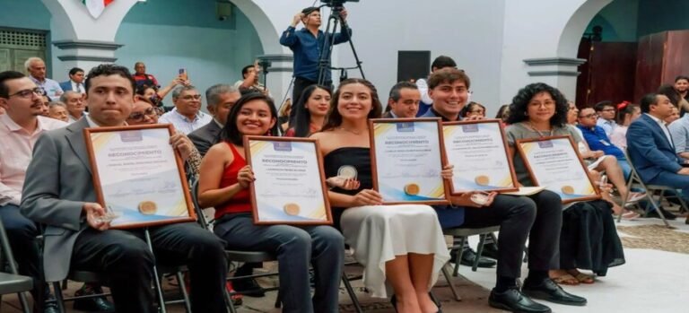 Entregan Medalla al Mérito Juvenil “Cuauhnáhuac” 2025 en Cuernavaca