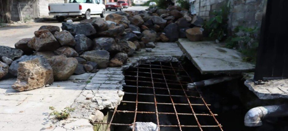 Habitantes denuncian riesgo sanitario por colapso de drenaje en Ampliación Lázaro Cárdenas, Cuernavaca
