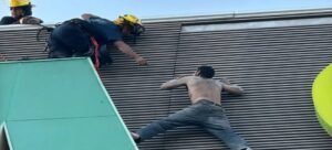 Bomberos salvan a joven que había escalado 25 metros de altura en Cuernavaca