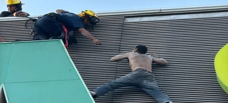 Bomberos salvan a joven que había escalado 25 metros de altura en Cuernavaca