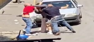 Captan a 2 hombres golpeando a una mujer en Cuernavaca