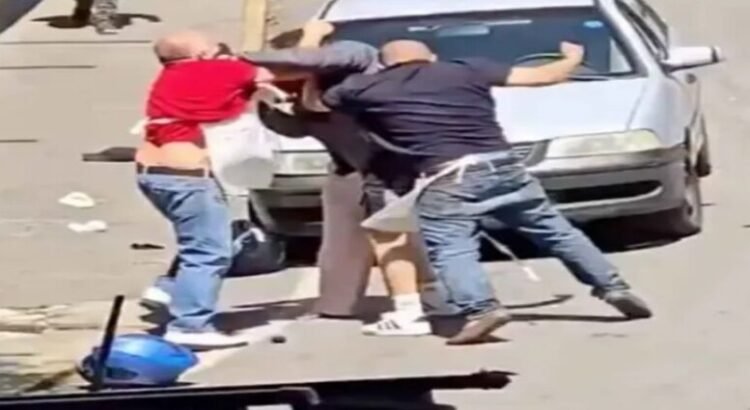 Captan a 2 hombres golpeando a una mujer en Cuernavaca Captan a 2 hombres golpeando a una mujer en Cuernavaca
