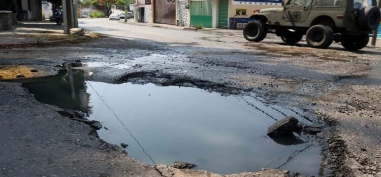 Habitantes de Lomas de San Antón exigen reparación al colapso del drenaje