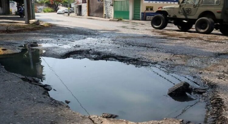 Habitantes de Lomas de San Antón exigen reparación al colapso del drenaje