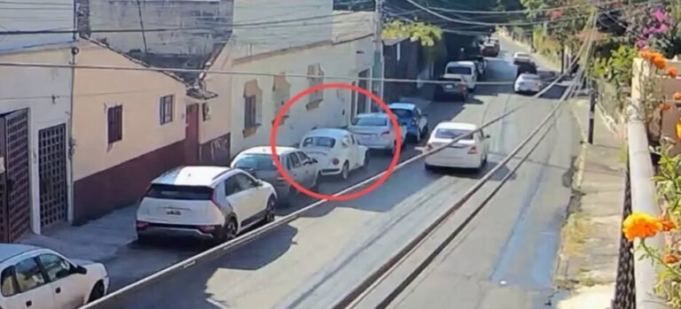 Captan robo de vochito en calle Galeana de Cuernavaca
