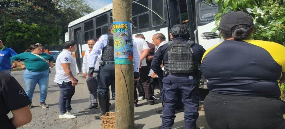 Microbús se estrella contra pizzería y deja más de 20 heridos en Cuernavaca