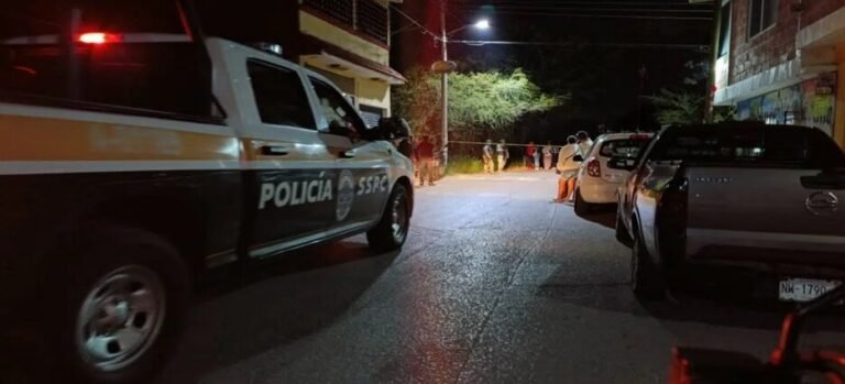 Victiman a pareja a bordo de un auto en Cuernavaca