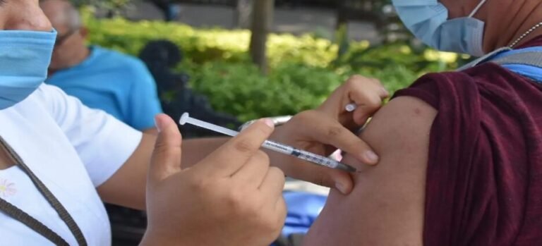 Aplican vacunas gratis de Covid, influenza y neumococo en Cuernavaca