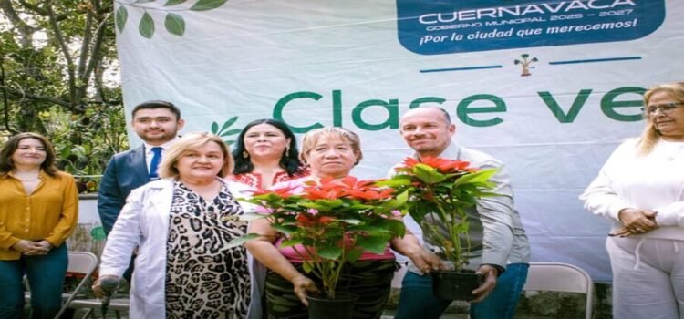 Entregan flores de Nochebuena a cambio de pet por jornada ambiental en Cuernavaca