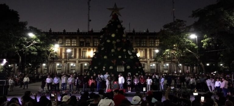 Gobernadora Margarita González Saravia realiza encendido del árbol navideño en Cuernavaca