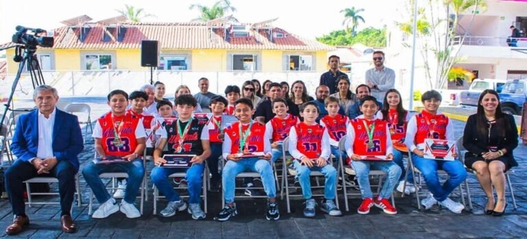 Reconocen a campeones nacionales de flag football en Cuernavaca