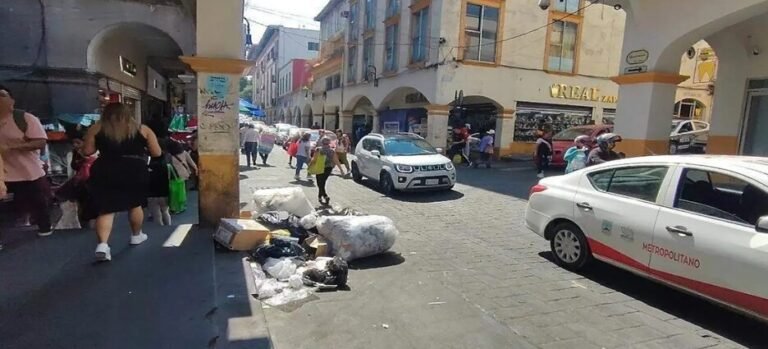 Ambulantes y basura invaden banquetas del centro de Cuernavaca