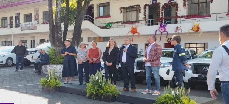 Alcalde entrega vehículos a secretarios del ayuntamiento de Cuernavaca