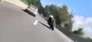 Motociclista choca y cae en la autopista México-Cuernavaca