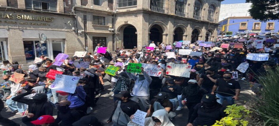 Vandalizan Palacio de Gobierno en Cuernavaca tras marcha de estudiantes de la UAEM