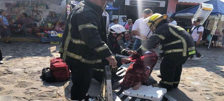 Mujer queda atrapada en rejilla pluvial en Cuernavaca