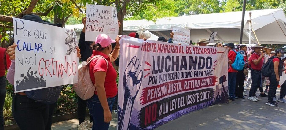 Docentes de CNTE y MMB se manifiestan en Cuernavaca