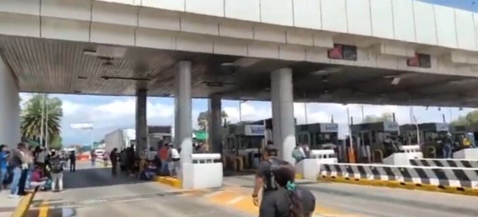 CNTE toma autopistas México-Cuernavaca y Puebla y permite paso libre