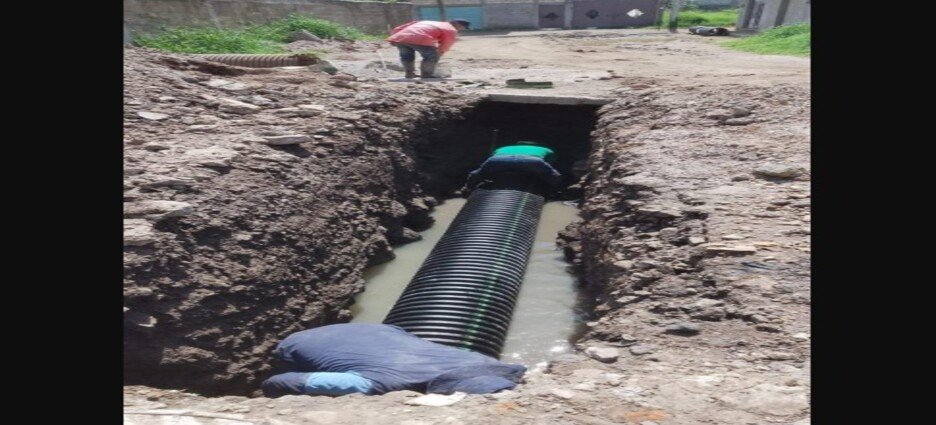 Aguas negras invaden más de 100 viviendas tras inundación en colonia Antonio Barona